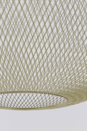 Nahaufnahme einer Hängeleuchte mit einem filigranen, netzartigen Design aus einem hellen Material, von unten betrachtet.