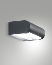 Moderne LED-Außenwandleuchte in seitlicher Perspektive, anthrazitfarbenes Gehäuse mit nach unten gerichtetem Licht.