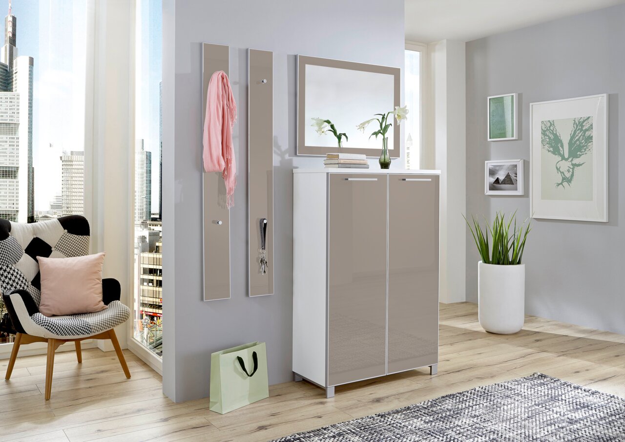 Modernes Garderoben-Set mit Spiegel und Schrank in einem hellen Raum, seitliche Perspektive.