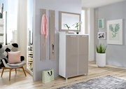 Modernes Garderoben-Set mit Spiegel und Schrank in einem hellen Raum, seitliche Perspektive.