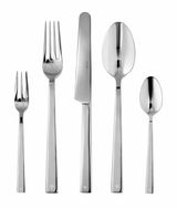 Glänzendes 30-teiliges Besteckset in Frontalansicht, bestehend aus Gabel, Messer, Löffel und Teelöffel.