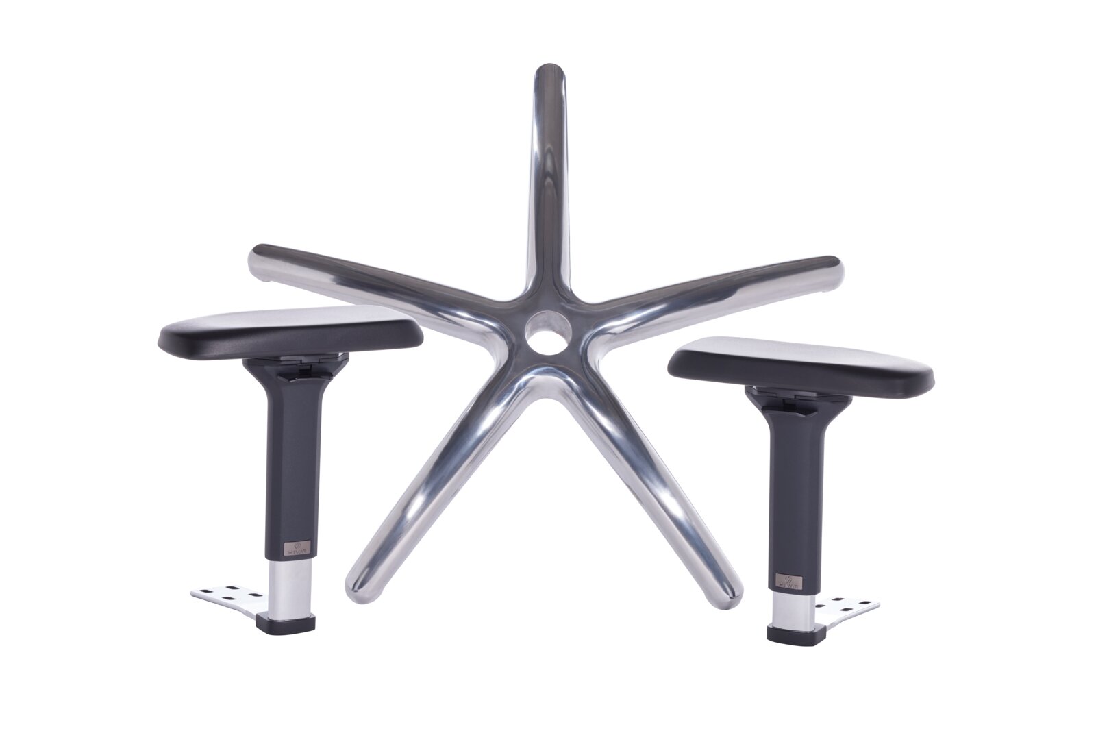 Perspektive von vorne auf die Basis und Armlehnen eines Gaming-Stuhls