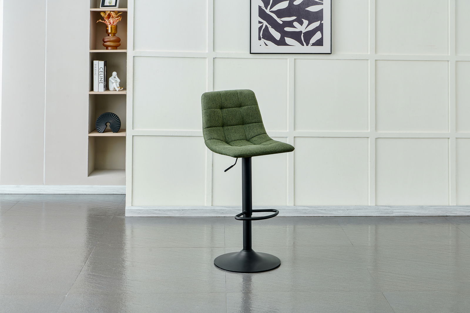 Grüner Barhocker mit schwarzem Metallfuß, seitliche Perspektive
