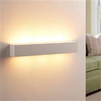Moderne Wandleuchte in rechteckiger Form, seitliche Perspektive, warmes Licht abstrahlend.
