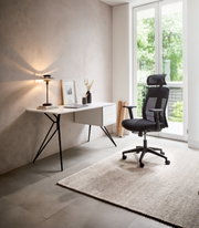 Moderner Drehstuhl in einem hellen Büro, seitliche Perspektive