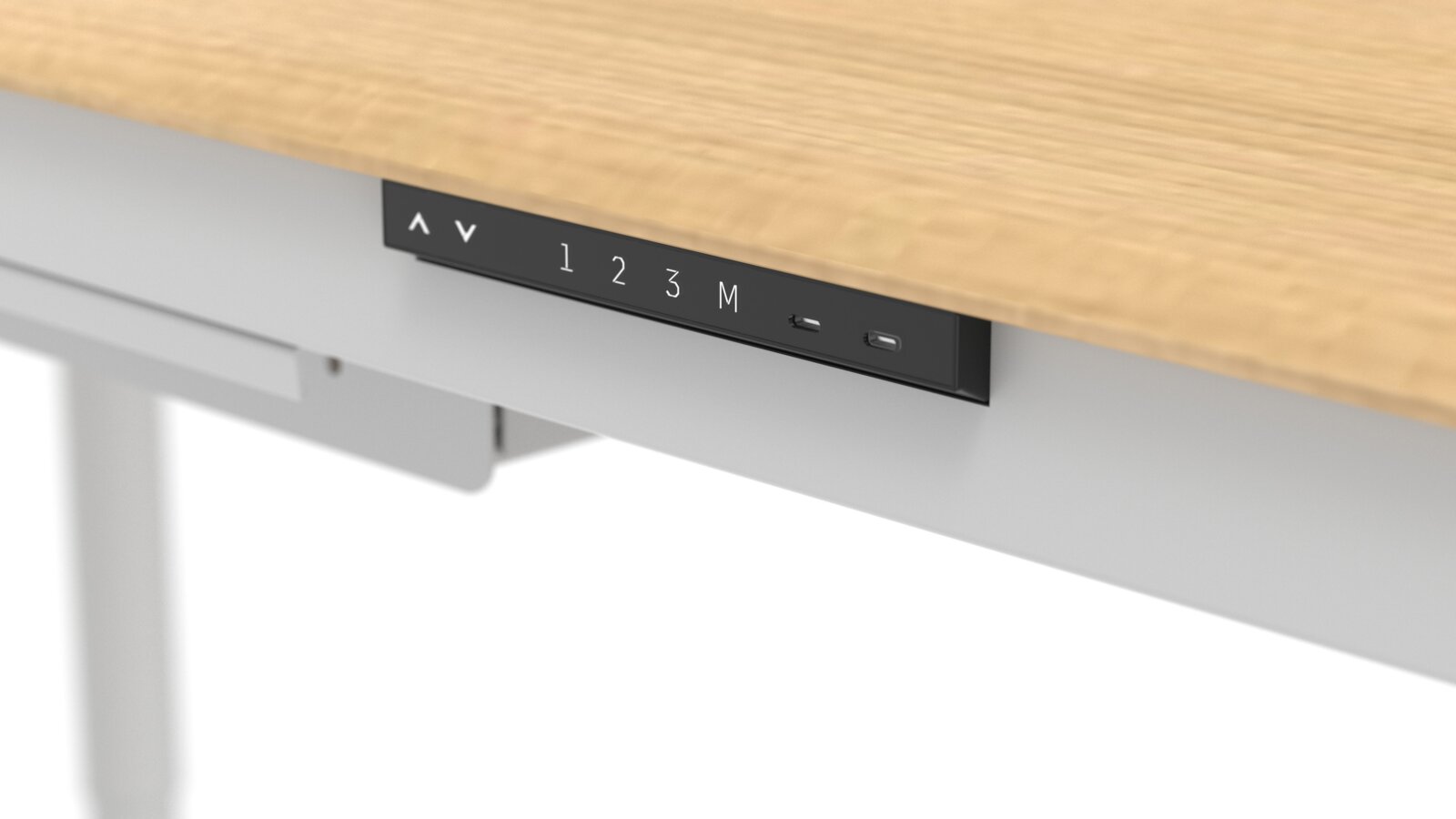 Detailansicht aus leicht schräger Unterseiten-Perspektive: schwarzes Bedienpanel eines höhenverstellbaren Schreibtischs unter einer Holzplatte mit Tasten für Auf/Ab und Speicherplätzen 1–3 sowie M