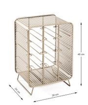 Goldfarbenes Metallregal/Organizer mit perforierten Seiten und mehreren Drahtablagen, auf schrägen Füßen, Maße ca. 46 x 30 x 24 cm, in schräger Frontansicht vor weißem Hintergrund.