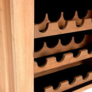 Nahaufnahme eines hölzernen Weinregals mit mehreren Ebenen zur Flaschenlagerung, seitliche Perspektive