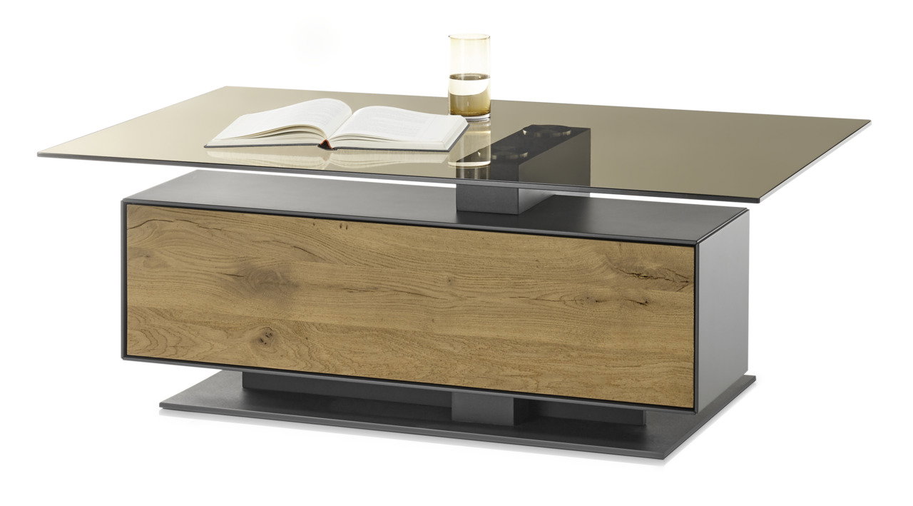 Moderner Couchtisch mit Glasplatte und Holzoptik, seitliche Perspektive