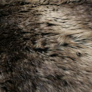 Nahaufnahme eines Dekofells in natürlichen Brauntönen mit weicher, flauschiger Textur.