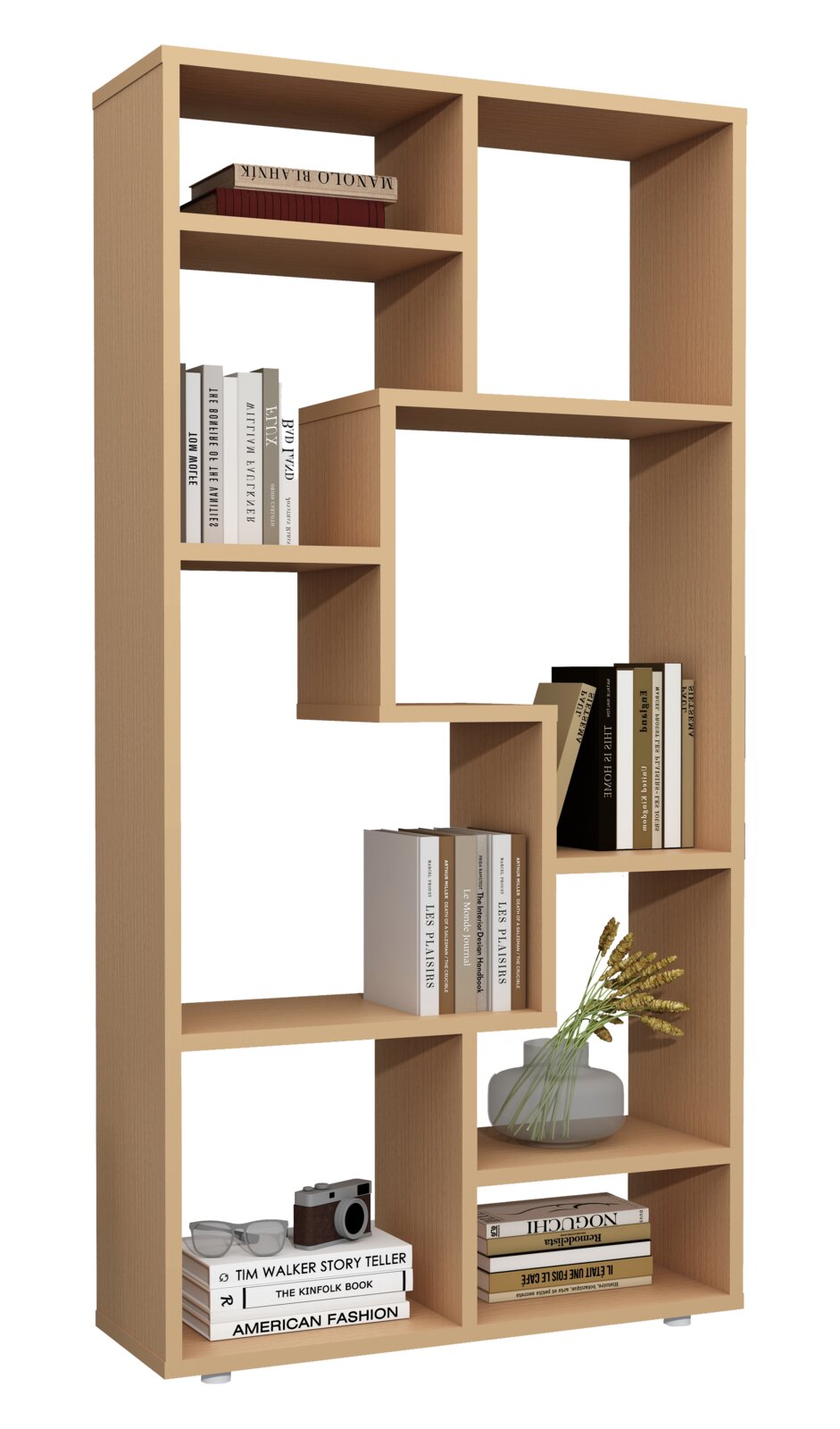 Modernes, offenes Bücherregal aus hellem Holz mit asymmetrischen Fächern, befüllt mit Büchern und Deko, in frontaler Ansicht leicht von links (3/4-Perspektive) vor weißem Hintergrund