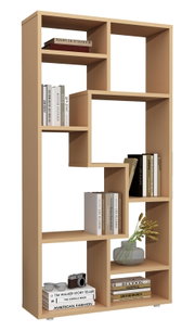Modernes, offenes Bücherregal aus hellem Holz mit asymmetrischen Fächern, befüllt mit Büchern und Deko, in frontaler Ansicht leicht von links (3/4-Perspektive) vor weißem Hintergrund