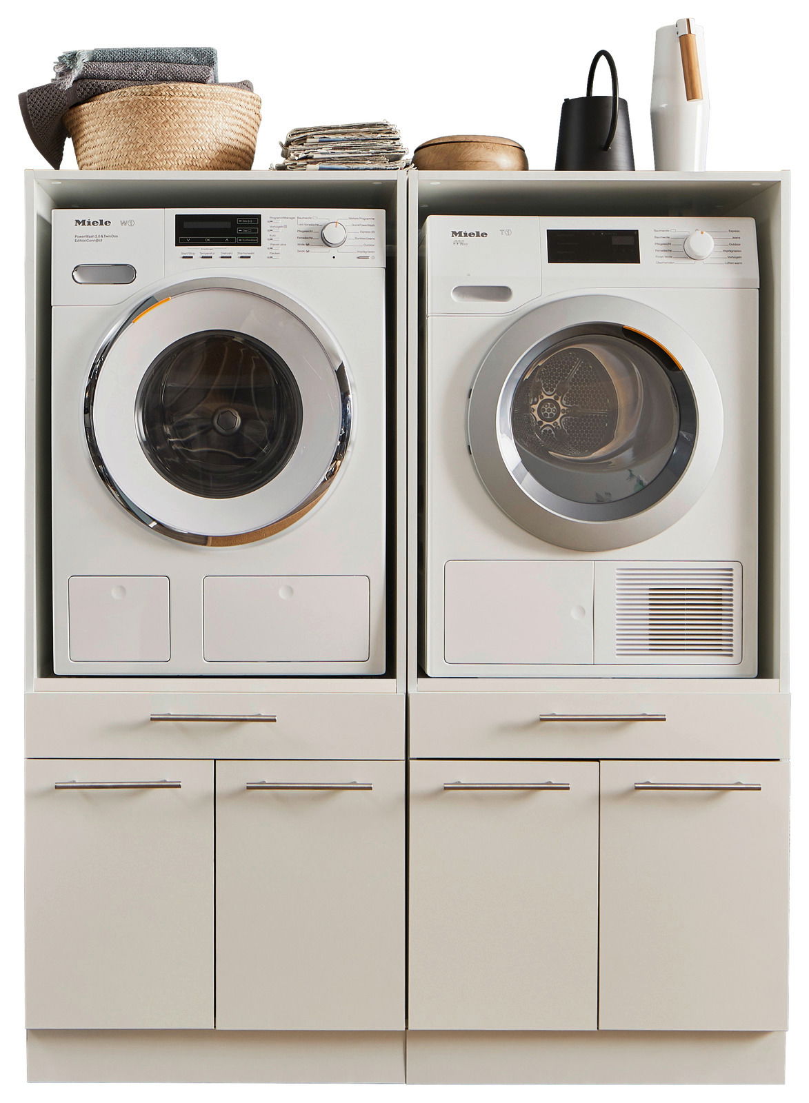 Frontansicht einer Hauswirtschaftsraum-Kombination mit Waschmaschine und Trockner, umgeben von Schränken und Ablageflächen.