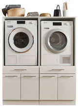 Frontansicht einer Hauswirtschaftsraum-Kombination mit Waschmaschine und Trockner, umgeben von Schränken und Ablageflächen.