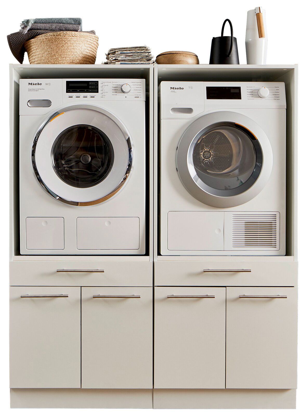 Frontansicht einer Hauswirtschaftsraum-Kombination mit Waschmaschine und Trockner, umgeben von Schränken und Ablageflächen.