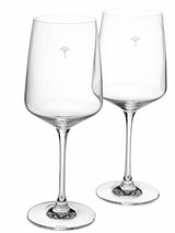 Zwei elegante Weißweingläser mit langem Stiel und dezentem Logo, frontal abgebildet.