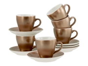 Kaffee- und Espressotassen-Set in Bronze-/Kupferoptik mit weißen Untertassen, teils gestapelt, freigestellt vor weißem Hintergrund, perspektivisch in leichter Schrägansicht von vorne