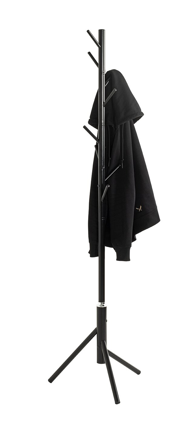 Schwarzer freistehender Kleiderständer/Garderobenständer aus Metall mit mehreren Haken und dreibeinigem Standfuß, mit schwarzem Hoodie daran, frontale Ansicht auf weißem Hintergrund.