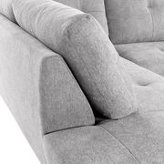 Graues Sofa mit moderner, gepolsterter Rückenlehne und Armlehne, seitliche Perspektive