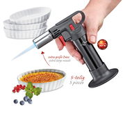 Crème Brûlée-Set mit einem schwarzen Flambierbrenner und drei weißen Schälchen, perspektivisch von der Seite gezeigt. Der Brenner hat eine extra große Düse und eine Leistung von 307 W.