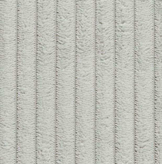 Nahaufnahme eines hellgrauen, gestreiften Stoffes mit weicher Textur, von oben betrachtet.