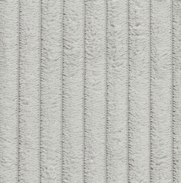 Nahaufnahme eines hellgrauen, gestreiften Stoffes mit weicher Textur, von oben betrachtet.