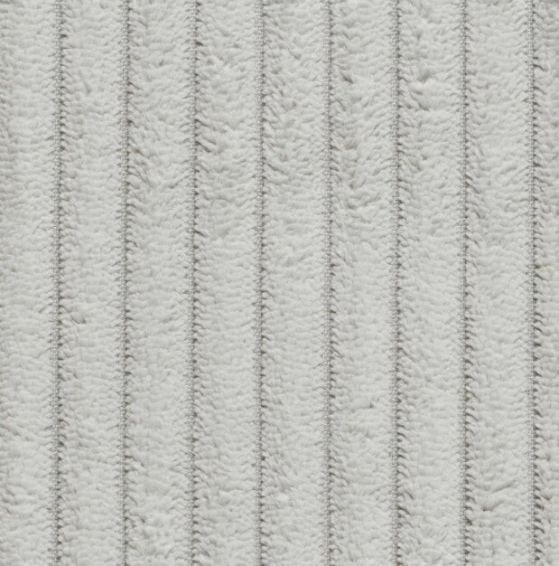 Nahaufnahme eines hellgrauen, gestreiften Stoffes mit weicher Textur, von oben betrachtet.