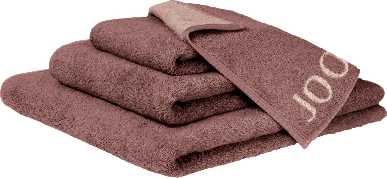 Stapel flauschiger Handtücher in Mauve mit eingesticktem „joop“-Schriftzug, schräg von vorn in leichter Seitenansicht fotografiert