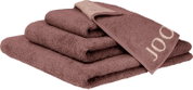 Stapel flauschiger Handtücher in Mauve mit eingesticktem „joop“-Schriftzug, schräg von vorn in leichter Seitenansicht fotografiert