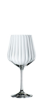 Elegantes Gin Tonic Glas mit geriffeltem Design, frontal abgebildet