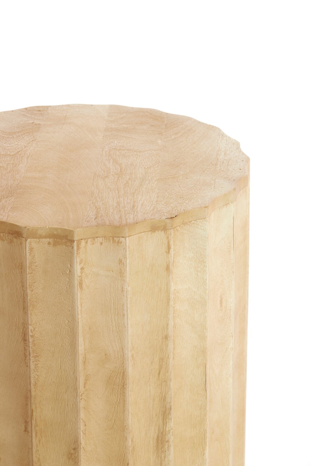 Nahaufnahme eines hellen, naturfarbenen Holz-Hockers/Beistelltischs mit facettierter, polygonaler Form; Perspektive schräg von oben auf die Oberkante und Seitenfläche vor weißem Hintergrund.
