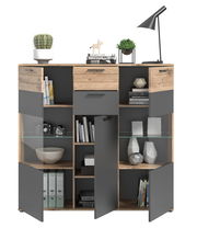 Modernes Highboard mit Holz- und Grautönen, dekoriert mit Pflanzen, Büchern und Lampen, aus frontaler Perspektive.