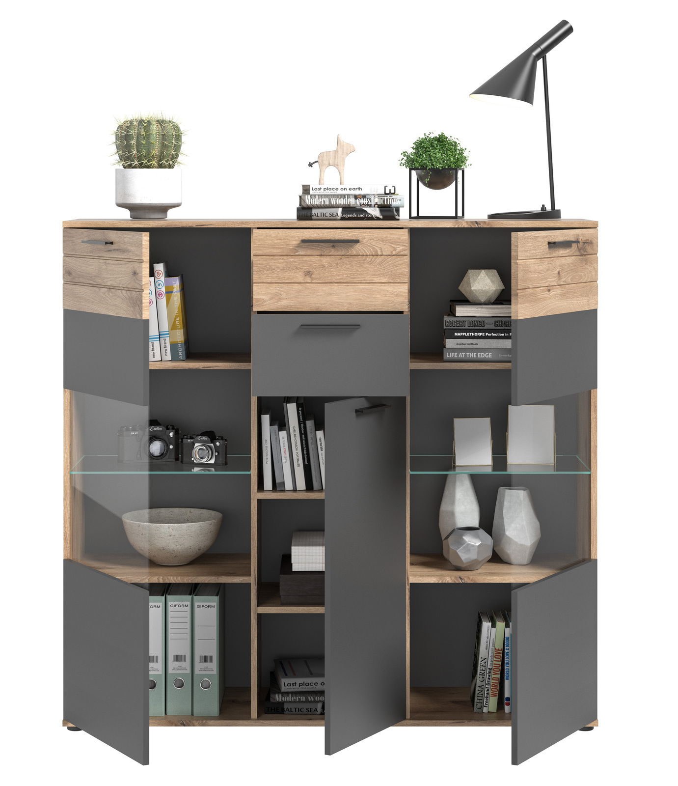Modernes Highboard mit Holz- und Grautönen, dekoriert mit Pflanzen, Büchern und Lampen, aus frontaler Perspektive.