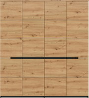 Frontansicht einer großen Holzkommode/Sideboard mit natürlicher Eichenoptik, sichtbarer Maserung und Astlöchern, mehreren Schubladen/Fronten im Raster und langen schwarzen Griffleisten in der Mitte.