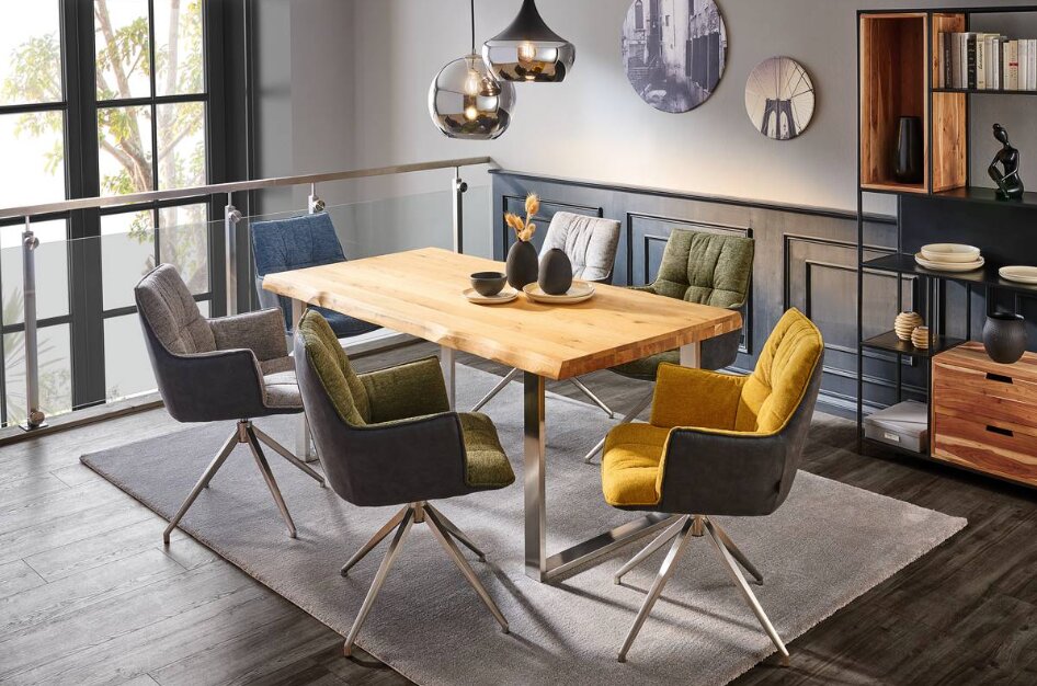 Valdera 2er Set U-Gestell MEMORY Esszimmer mit modernem Holztisch und Metallgestell, umgeben von bunten Drehstühlen, aus der Perspektive eines offenen Wohnbereichs fotografiert.