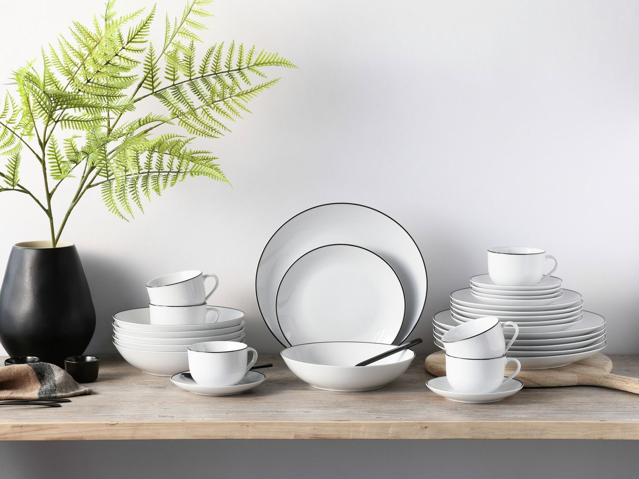 Elegantes 30-teiliges Kombiservice Luna Black L in moderner Tischdekoration, seitliche Perspektive