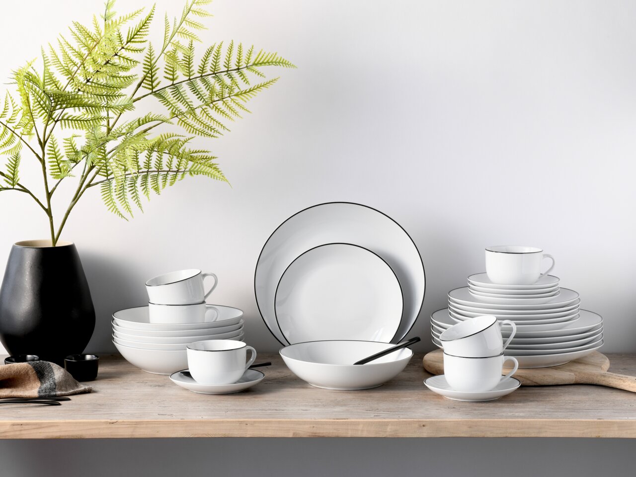 Elegantes 30-teiliges Kombiservice Luna Black L in moderner Tischdekoration, seitliche Perspektive