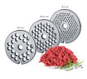 Drei Fleischwolf-Scheiben in verschiedenen Größen (Ø 6 mm, Ø 4,5 mm, Ø 2 mm) mit frischem Hackfleisch und Kräutern im Vordergrund, seitliche Perspektive.
