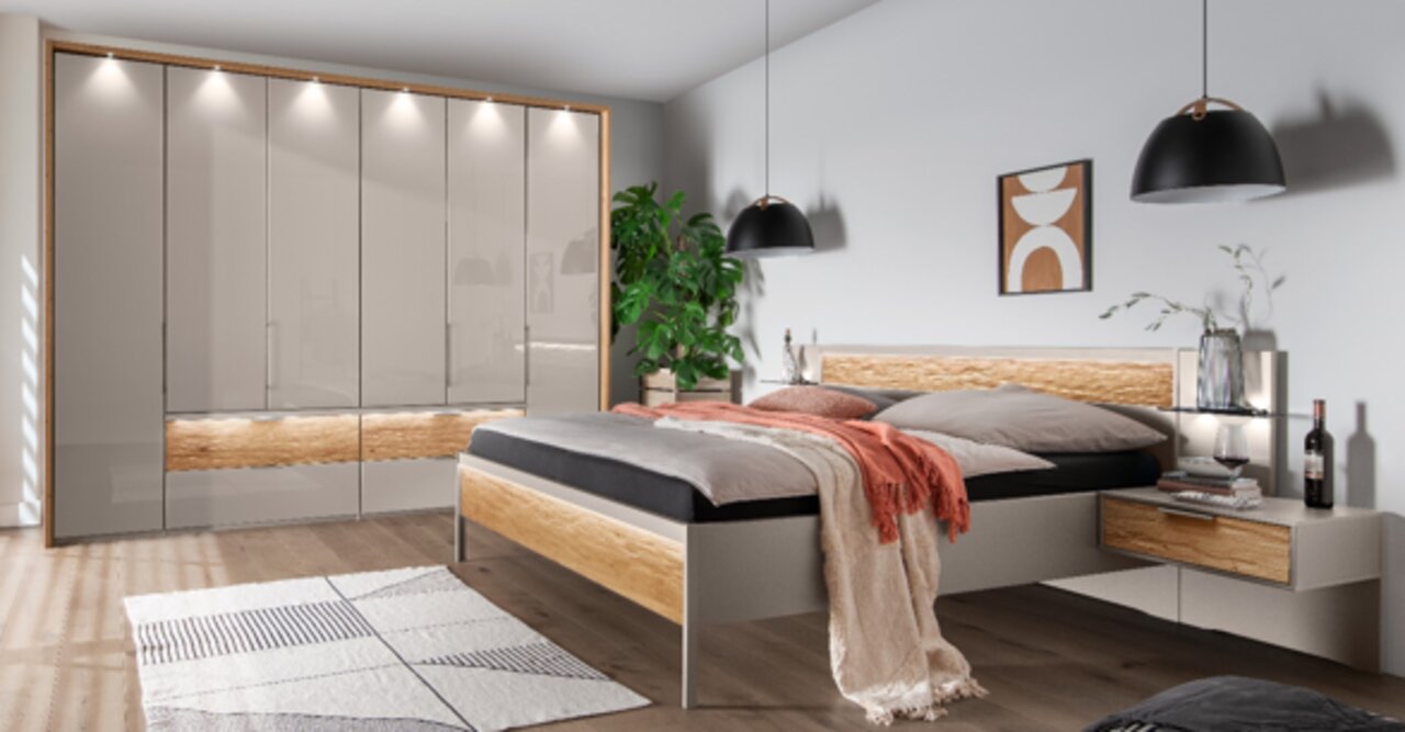 Moderne opbergkast met zes deuren in een stijlvolle slaapkamer, zijaanzicht.