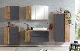 Moderne Badezimmermöbel in Holzoptik mit grauen Fronten, inklusive Midischrank, aus der Frontalperspektive.