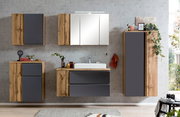 Moderne Badezimmermöbel in Holzoptik mit grauen Fronten, inklusive Midischrank, aus der Frontalperspektive.