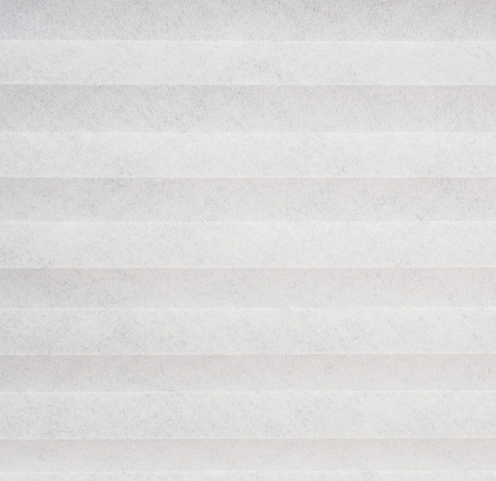 Nahaufnahme eines weißen, gefalteten Plissees in horizontaler Perspektive