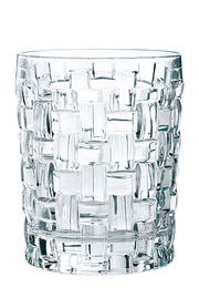 Nahaufnahme eines transparenten Glases mit einem geflochtenen Muster, frontal betrachtet.