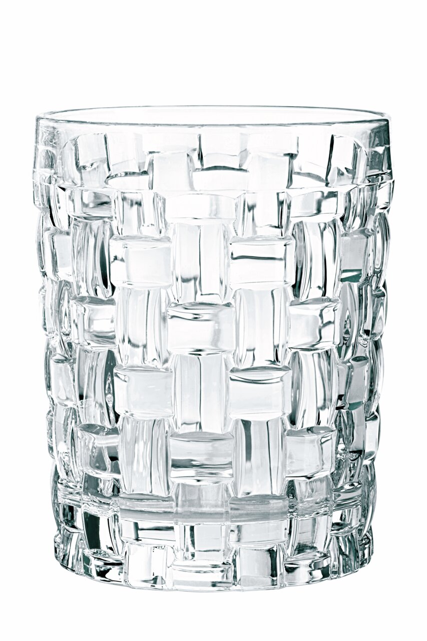 Nahaufnahme eines transparenten Glases mit einem geflochtenen Muster, frontal betrachtet.