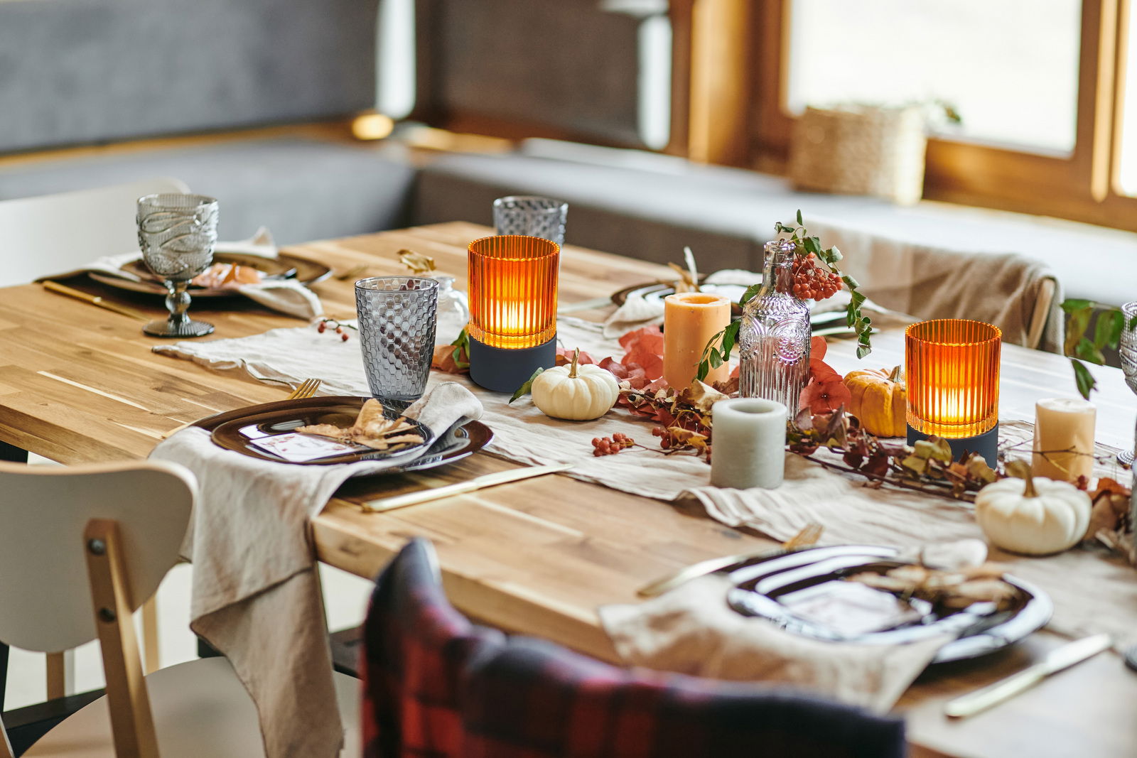 Stimmungsvolle Tischdekoration mit Akku-Windlicht in herbstlicher Atmosphäre, seitliche Perspektive