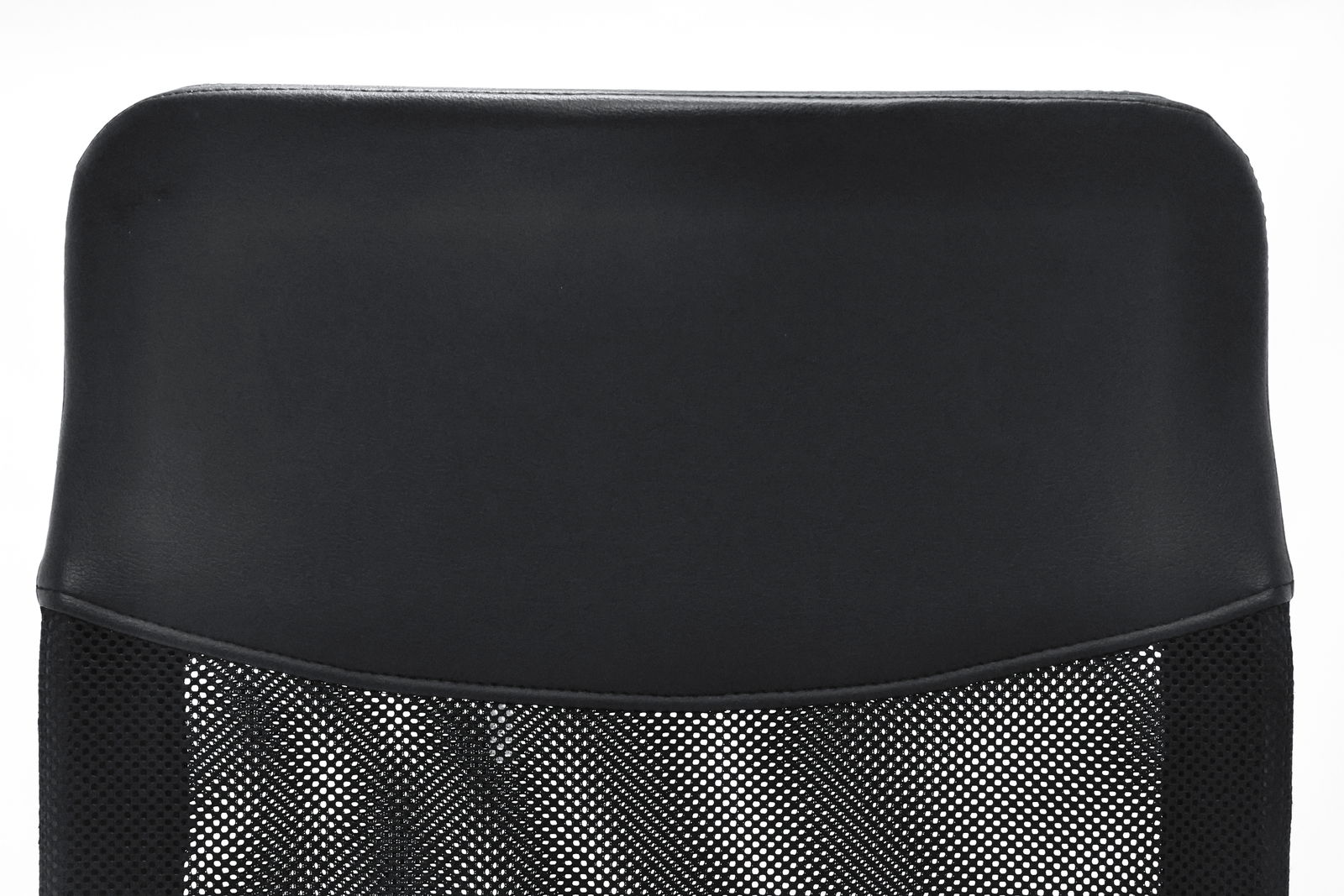 Rückansicht einer schwarzen Netzrückenlehne eines Drehstuhls