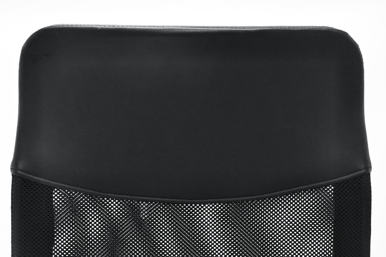 Rückansicht einer schwarzen Netzrückenlehne eines Drehstuhls