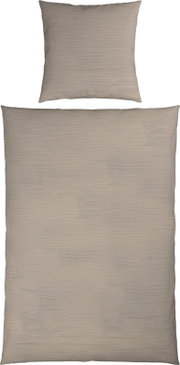 Beige Bettwäsche-Set mit dezentem Streifenmuster, bestehend aus Kissenbezug und Bettbezug, freigestellt auf weißem Hintergrund, Ansicht von oben (Frontansicht).