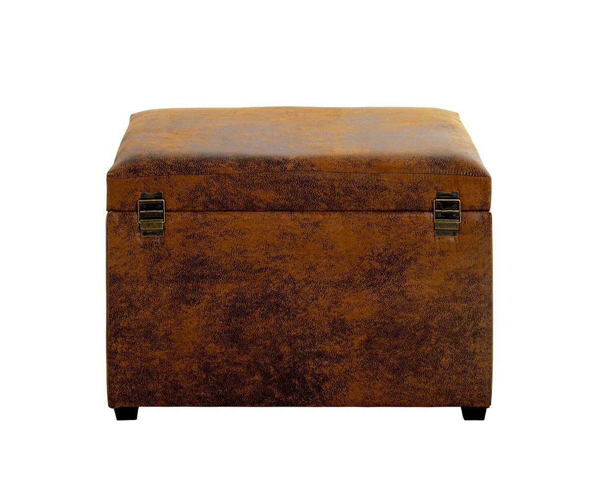 Brauner Sitzhocker mit Stauraum im Vintage-Lederlook, rechteckig mit Deckel und Metallbeschlägen, freigestellt vor weißem Hintergrund, Frontalansicht
