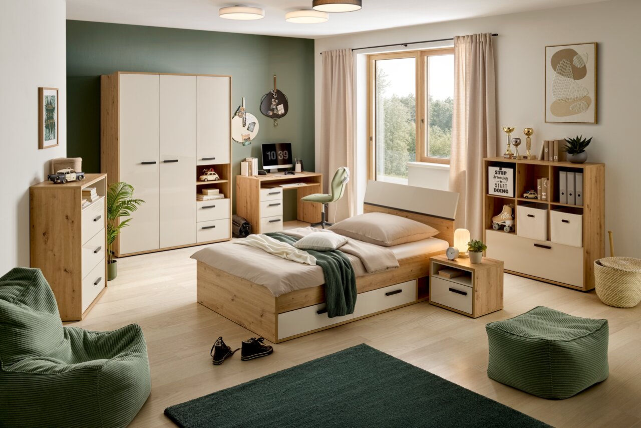 Modernes Bücherregal in einem stilvoll eingerichteten Schlafzimmer, aus hellem Holz mit weißen Akzenten, seitliche Perspektive.